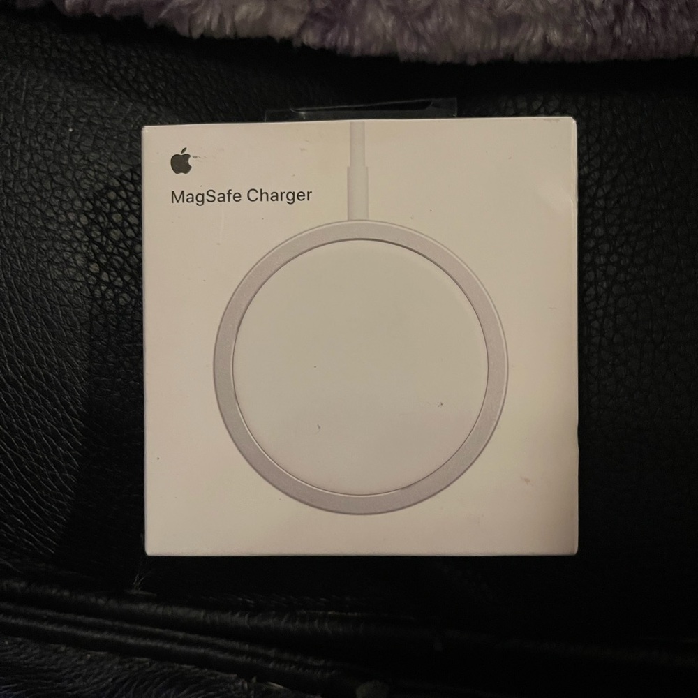 Apple MagSafe Charger - Picture 1 of 3